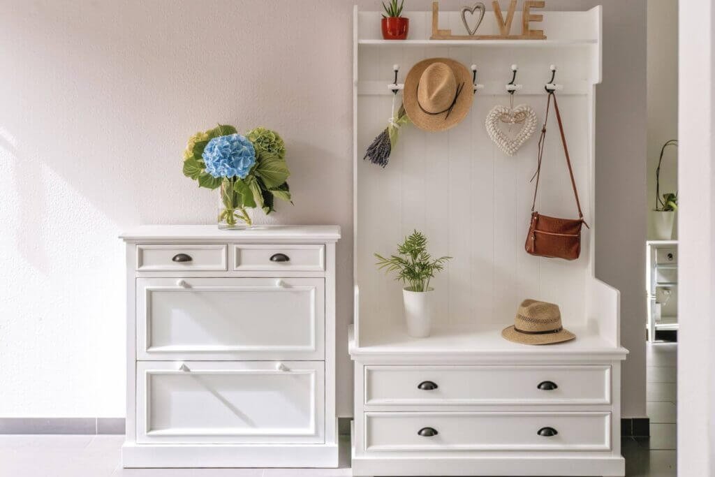 White Furniture with Lots of Drawers to Improve Space Utilization in Small Rooms